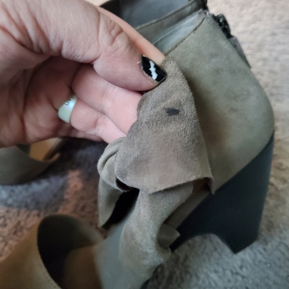 Eileen Fisher Women's Tan Suede Heels Size 9 - Picture 5 of 14